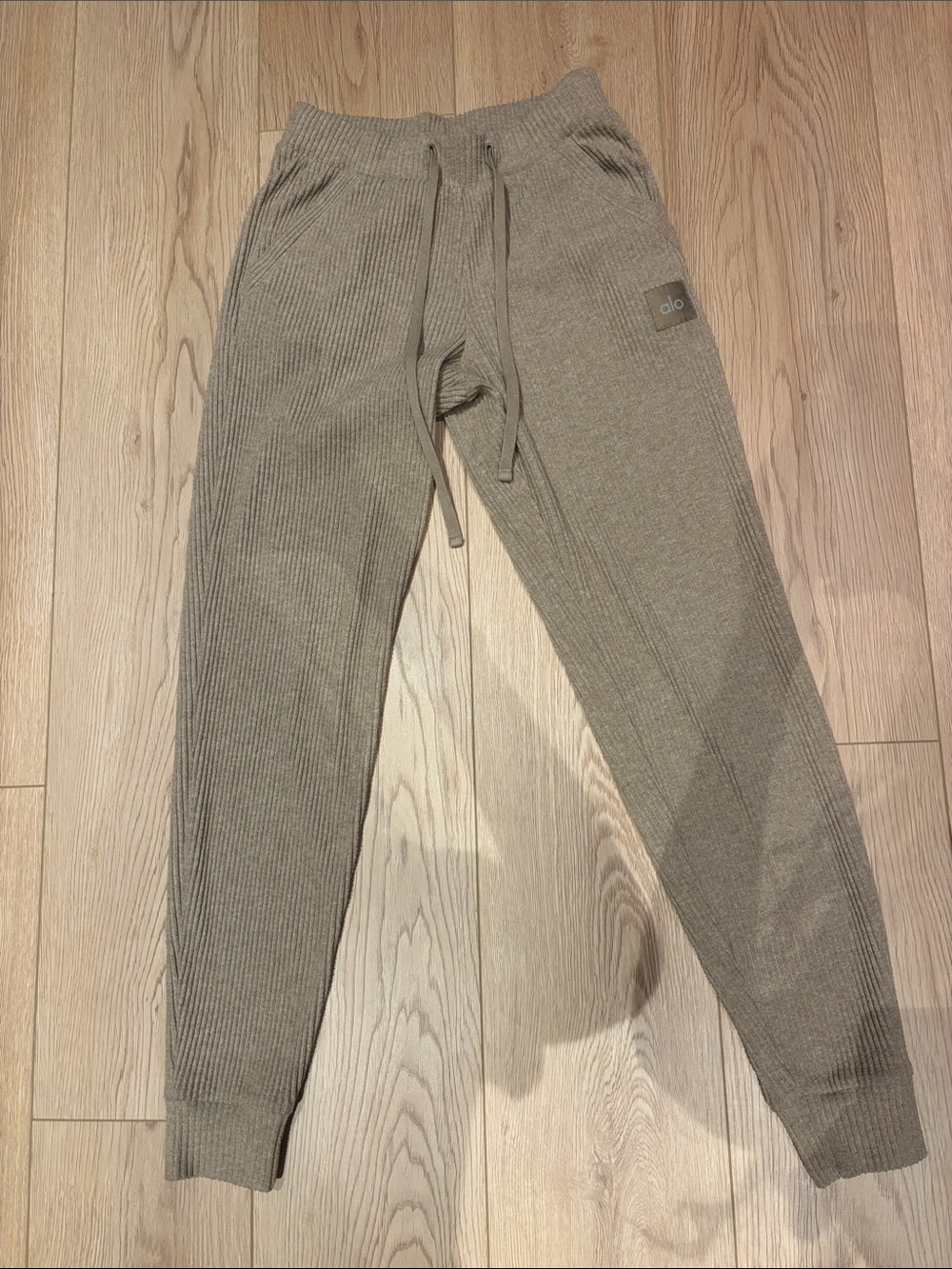 ALO Yoga Men’s Ribbed Joggers in Taupe